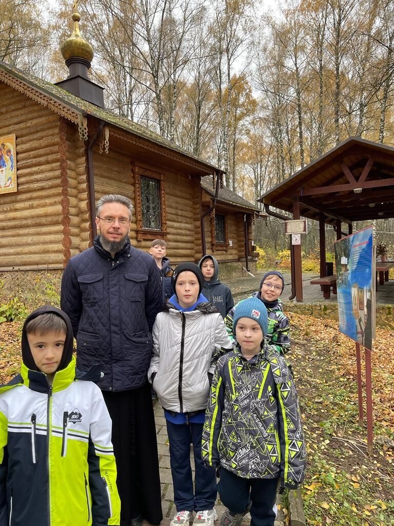 Сегодня воспитанники с отцом Алексием Виноградовым побывали в с. Богдановка Коломенского округа.