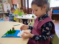 Сегодня малыши создавали аппликацию "Ёлка в зимнем лесу. Оригами".