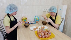 Угощения к пасхальному столу в родном Троицком храме 