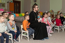Отец Александр провел с малышами беседу на тему: «Подготовка к крещению».