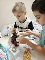 Наши маленькие помощники превратили дом в зимнюю сказку!