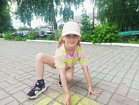 конкурс рисунков на асфальте "Лето-это маленькая жизнь"