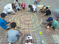 конкурс рисунков на асфальте "Лето-это маленькая жизнь"