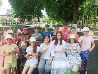 конкурс рисунков на асфальте "Лето-это маленькая жизнь"