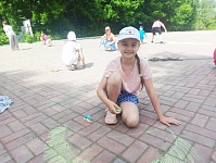 конкурс рисунков на асфальте "Лето-это маленькая жизнь"