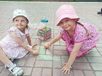 конкурс рисунков на асфальте "Лето-это маленькая жизнь"