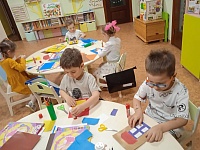 Аппликации от малышей на тему : "В нашем селе построен большой дом".