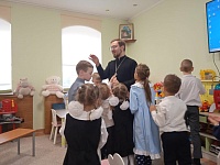 Накануне Дня Победы, отец Александр посетил с беседой младших детей 