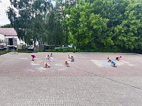 конкурс рисунков на асфальте "Лето-это маленькая жизнь"